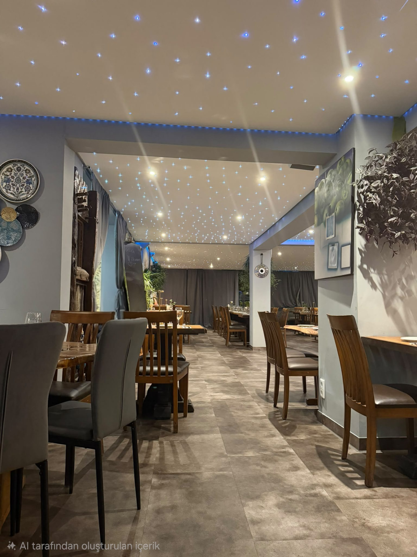 Blick durch den Gastraum des Trüffel Modern Mediterranean Restaurant mit Sternenhimmel-Decke